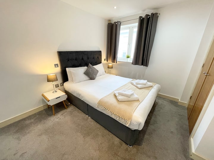 Doppelbett im Schlafzimmer 