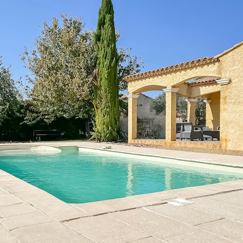 Dream Villa with Pool & Barbecue near Nîmes