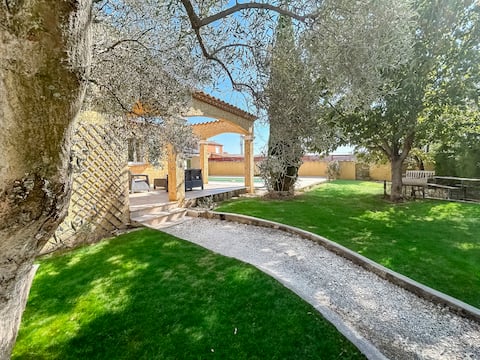 Dream Villa with Pool & Barbecue near Nîmes