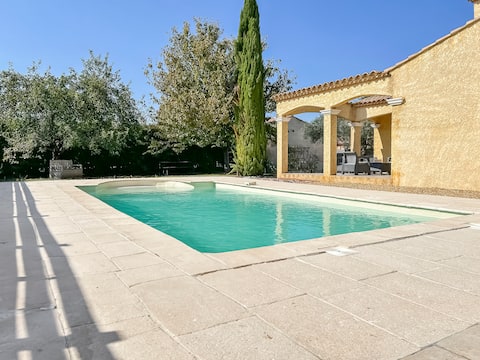 Dream Villa with Pool & Barbecue near Nîmes