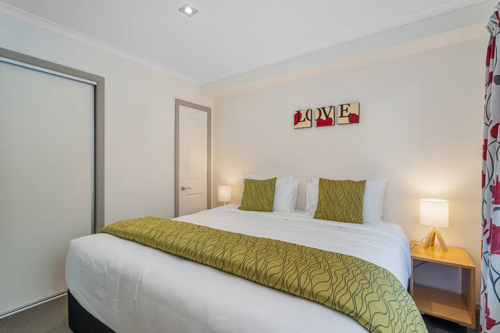 Dormitorio en la planta baja con cama tamaño Queen.