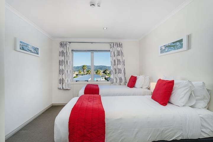 Dormitorio en la planta superior con dos camas individuales.