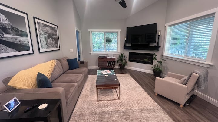 享受宽敞的家庭房，配有LoveSac沙发、50英寸电壁炉、65英寸三星电视和一张可转换为小床的椅子，非常适合儿童入住。 此外，还有一个带Sonos扬声器的唱盘和各种唱片，适合所有音乐品味！ 