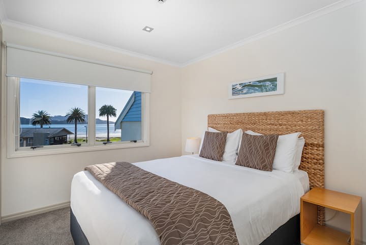 Დედოფლის ზემოთ საძინებელი წყლის ხედით