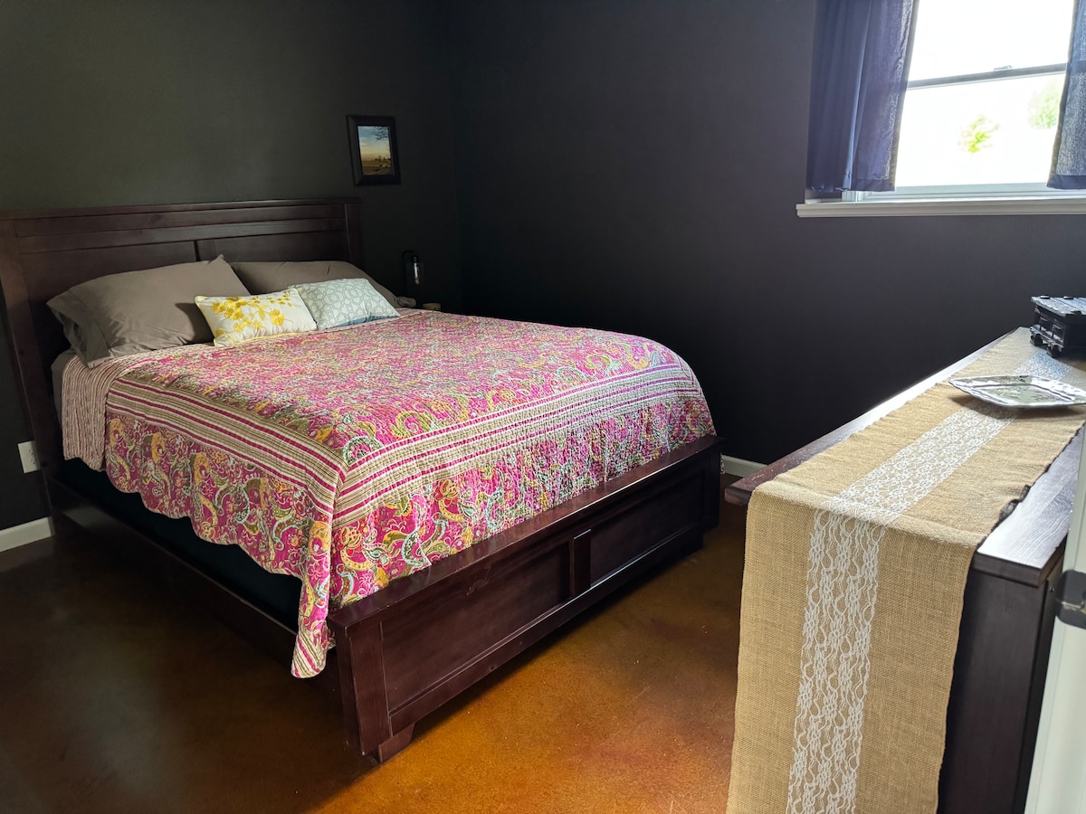 Eigen slaapkamer op lagere verdieping met een inloopkast met voldoende opbergruimte voor je spullen, plus een premium matras dat is ontworpen voor ultiem comfort en een goede nachtrust.