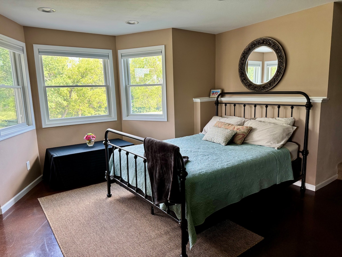 De kelder beschikt over een extra queensize bed, perfect als je feest meer dan twee volwassenen omvat. Het gebied is voorzien van jaloezieën om privacy en comfort te garanderen.