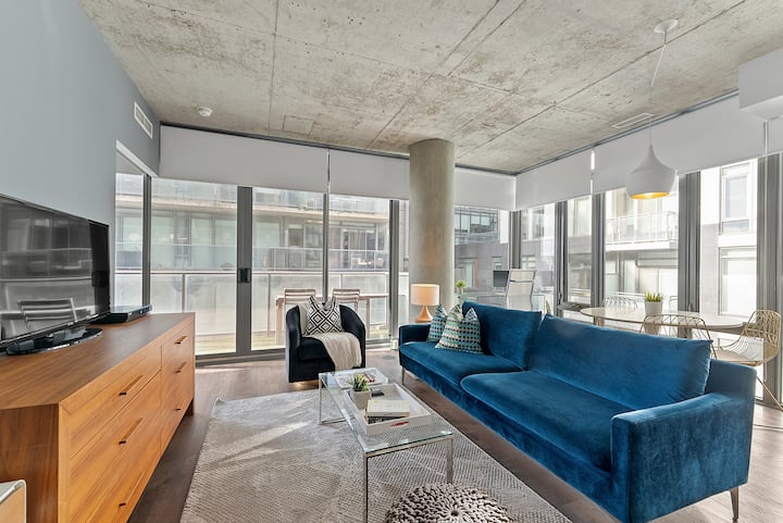 Vibrant, Luxurious & Chic King West Designer Loft - Toronto