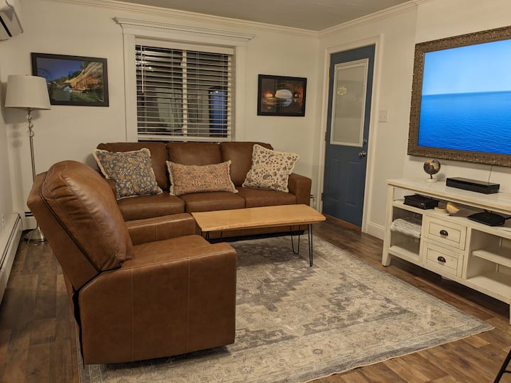 Blue Door Bungalow, Close To Downtown - Marquette, MI