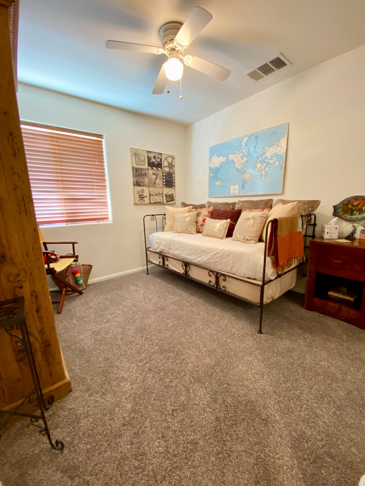 3. spálňa: Pekná mäkká pohodlná posteľ s mäkkou čerstvou posteľnou bielizňou. Bude pohodlne spať s jedným dospelým alebo dvoma malými deťmi. Zrkadlové posuvné dvere skrine, skriňa zahŕňa: vešiaky, vankúše navyše, prikrývku a balíček na hranie.