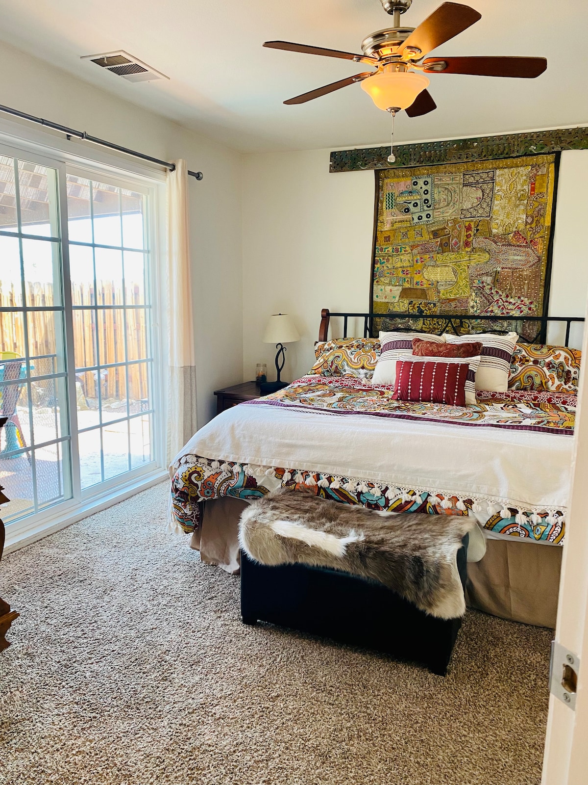 1. spálňa: Hlavná spálňa s pripojenou kúpeľňou. 
Manželská posteľ, pohodlná posteľná bielizeň, televízor, šatníková skriňa, zrkadlová posuvná skriňa pre extra úložný priestor. Posuvné dvere vedú na krytú zadnú terasu s jedálenským kútom a ohniskom.