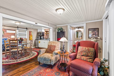 Popular Airbnb listing: Private romantic lodging overlooking Canyon Lake in Canyon Lake