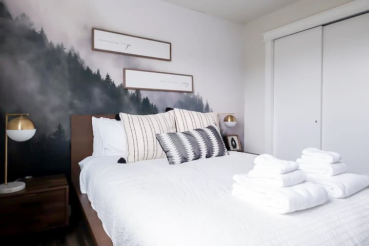 Стилният декор и плюшеното спално бельо създават спокойно убежище в очарователния Сиатъл!