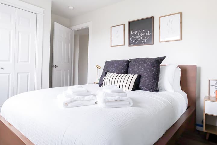 Отпуснете се на плюшено легло, украсено със стилни възглавници и приветлив декор!