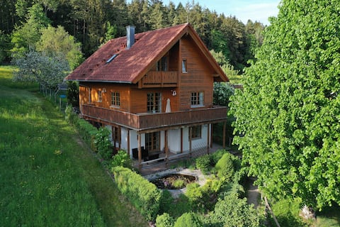 Wooden vacation home: tiled stove, sauna, Wi-Fi, by the forest