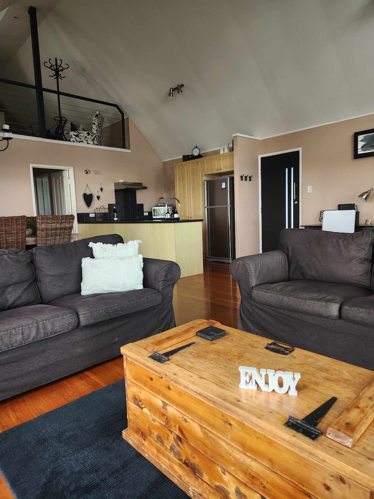 Popular Airbnb listing: Romantic/Dog Friendly/Spa/Fireplace/Water Views in Greater Brisbane