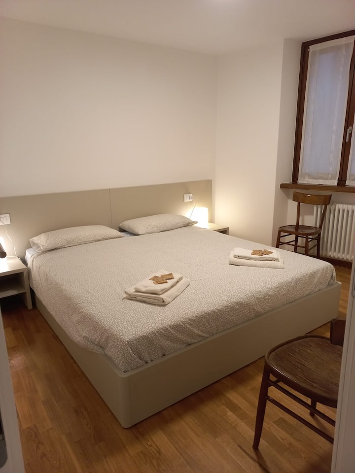 spálňa s manželskou posteľou 