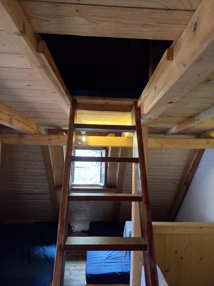 Vom großen Schlafraum geht es über eine Treppe in den Dachboden, wo weitere 2 Matratzen liegen (max. 3 Personen)