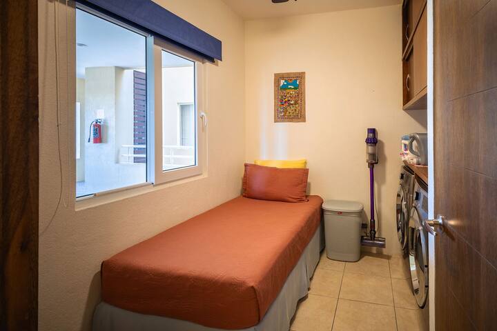 Dodatna soba s dvostrukim krevetom – savršena za djecu ili dodatne goste / praonica rublja