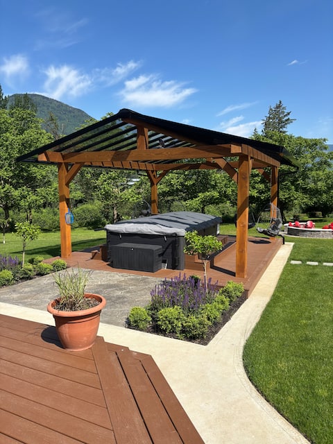 Country Escape with Massive Hot Tub