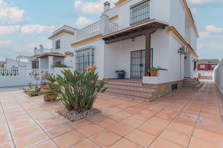Chalet, swimming pool, jacuzzi, beach and pets