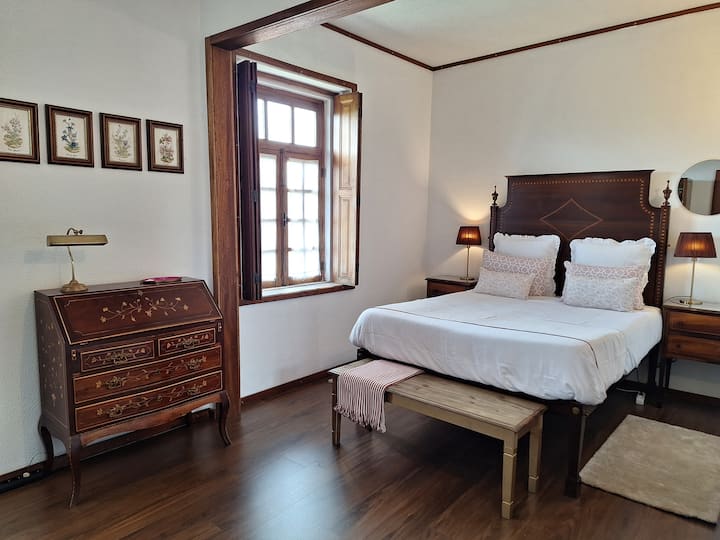 房间配有双人床、书桌和椅子、带交叉的衣柜、2扇外部窗户和空调。