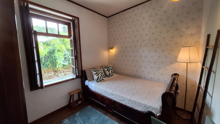 房间配有单人床、椅子、带交叉的衣柜、外窗和空调。