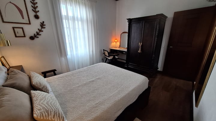 房间配有双人床、书记和椅子、带交叉的衣柜、外窗和空调。