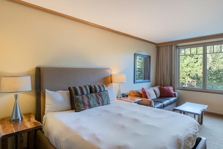 ● Cama tamaño king
● Sofá cama extraíble tamaño queen: las sábanas adicionales se encuentran en la parte superior del armario
● Armario y cómoda para guardar cosas
● Persianas que oscurecen la habitación para un sueño reparador
● Mesa para 2 que puede funcionar como espacio de trabajo o comedor