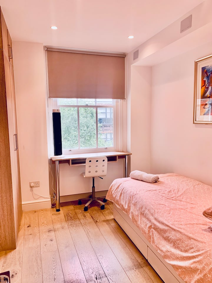 Спалня с 2 отделни легла и разтегателно двойно легло