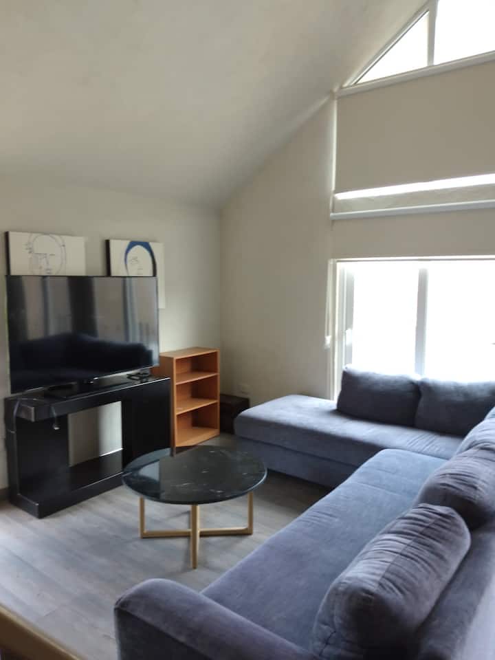 Chumba cha televisheni chenye intaneti.