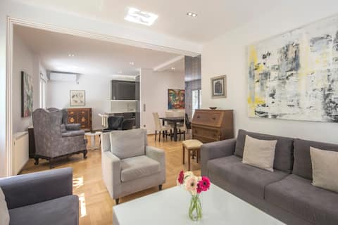 Stunning Central 180m 4 Bedroom 3 Bath, Sleeps 12