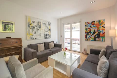 Top Airbnb: Stunning Central 180m 4 Bedroom 3 Bath, Sleeps 12 in Δήμος Καισαριανής