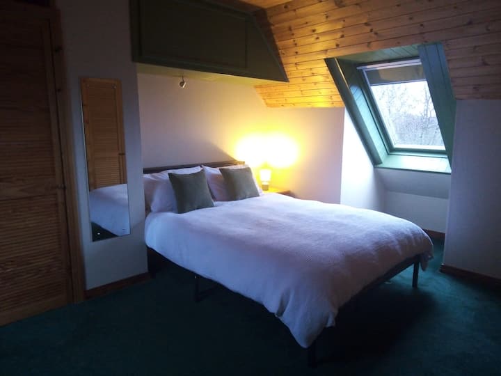 Брачен кревет (широк 150-179 см) на горниот кат