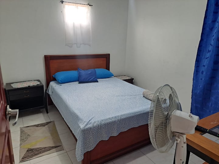 เตียงคู่พร้อมวอลนัท 2 ลูกตู้เสื้อผ้าทีวีในห้องนอนและพัดลม