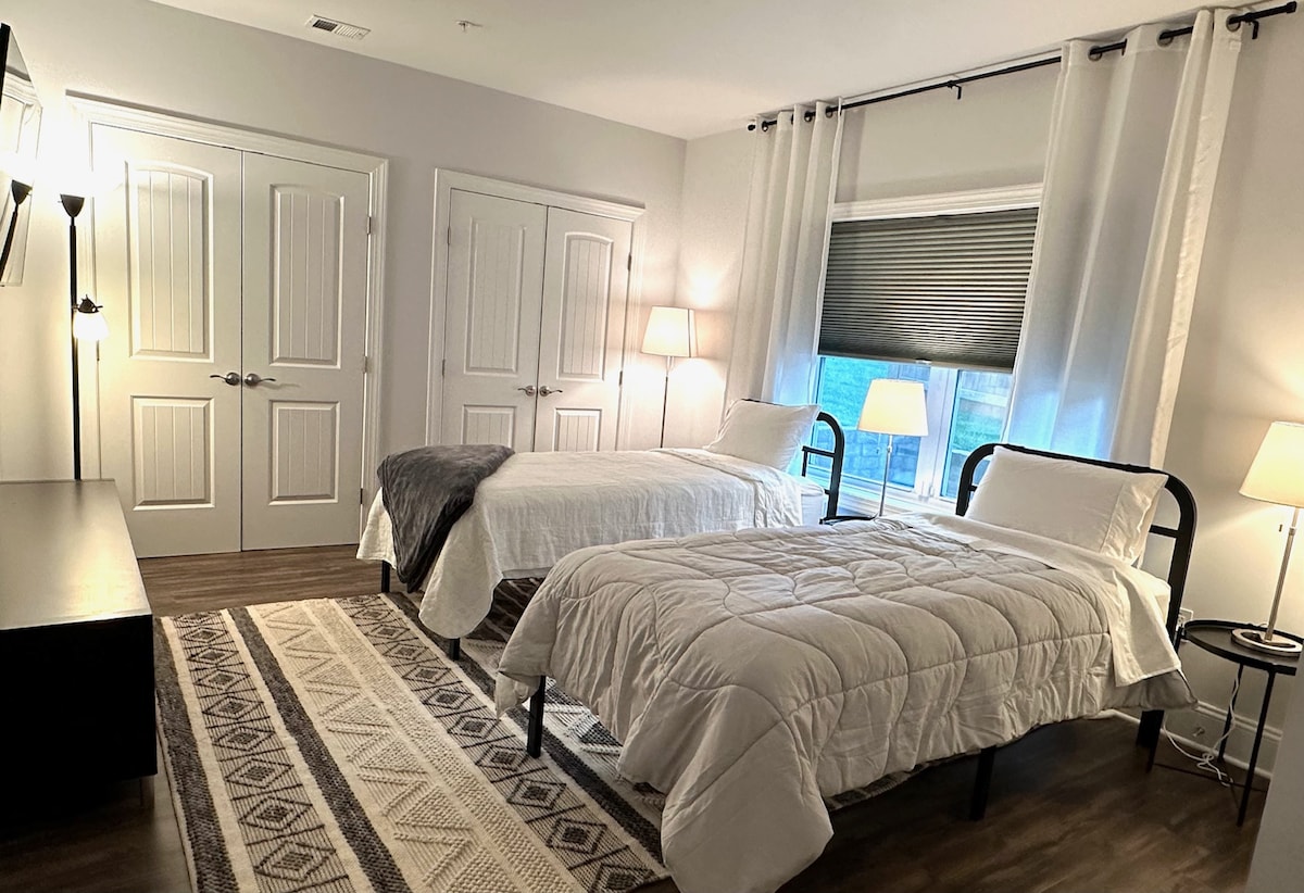 Საძინებელი 2 ორადგილიანი XL საწოლით, ტელევიზორით, თამაშებით ბავშვებისთვის.