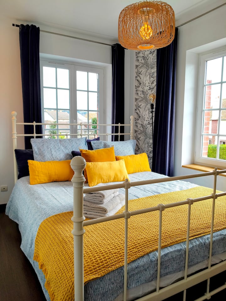 Spálňa s 160*200 lôžkami.
Veľmi svetlé.
S veľkým šatníkom/ šatníkom
Na 1. poschodí