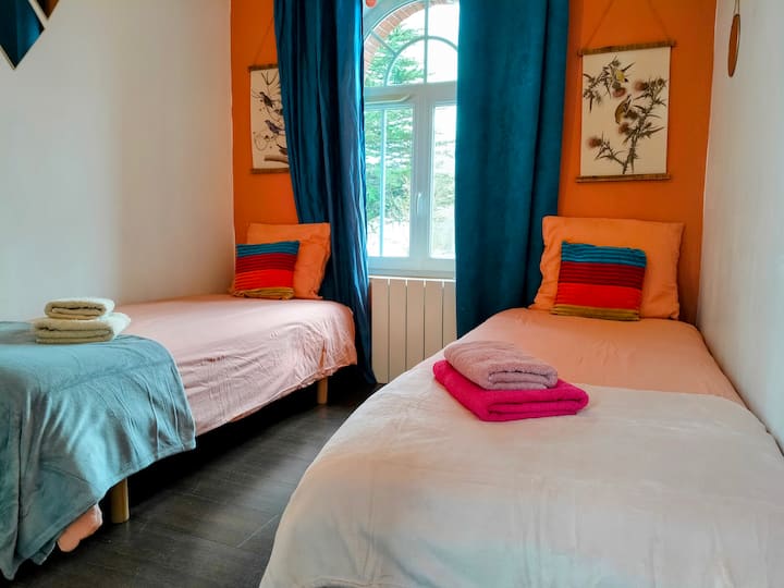 Detská izba s 2 lôžkami 90*190.
Veľmi pekné a  svetlé.
Na 1. poschodí