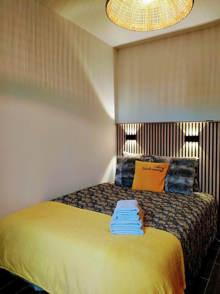 Spálňa so 140*190 lôžkami a vlastnou sprchou.
Príjemné a tiché (s výhľadom do záhrady)
Na prízemí