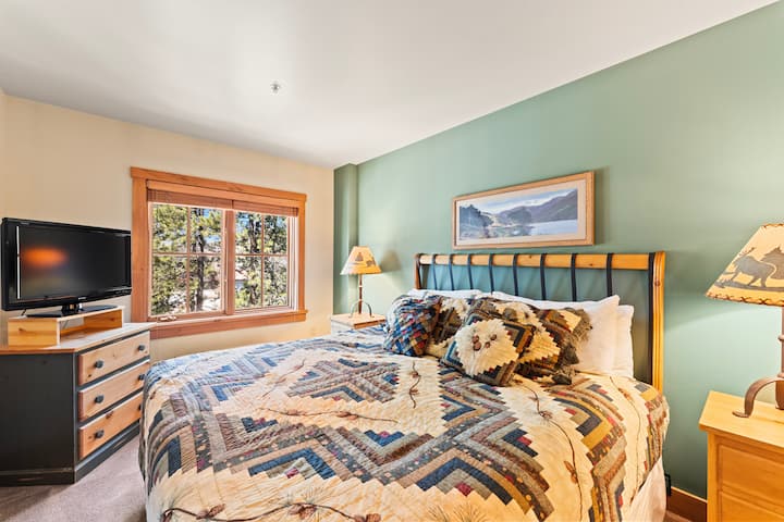 El dormitorio principal cuenta con una cama tamaño king, TV y baño privado. 