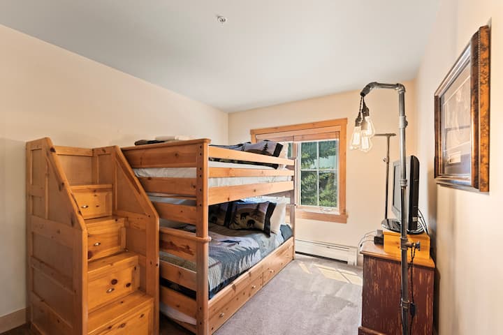 El dormitorio de invitados cuenta con una litera y TV. 