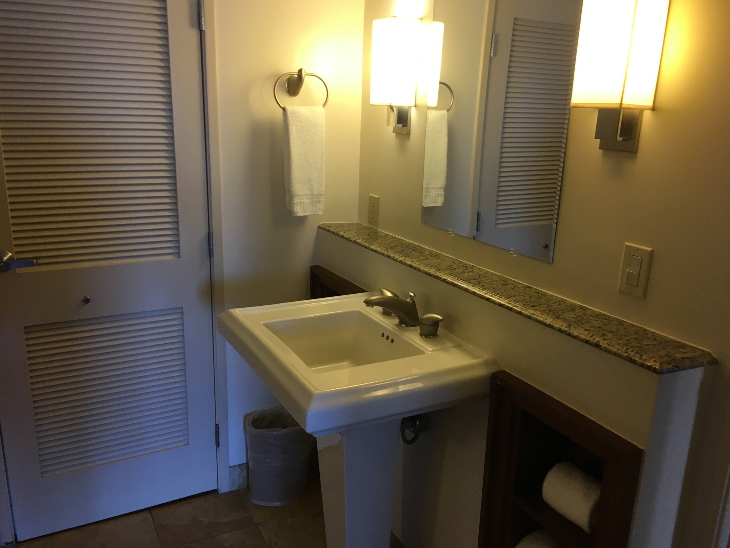 Condo in Lahaina · ★4.8 · 1 bedroom · 2 beds · 1 shared bath - Image 5