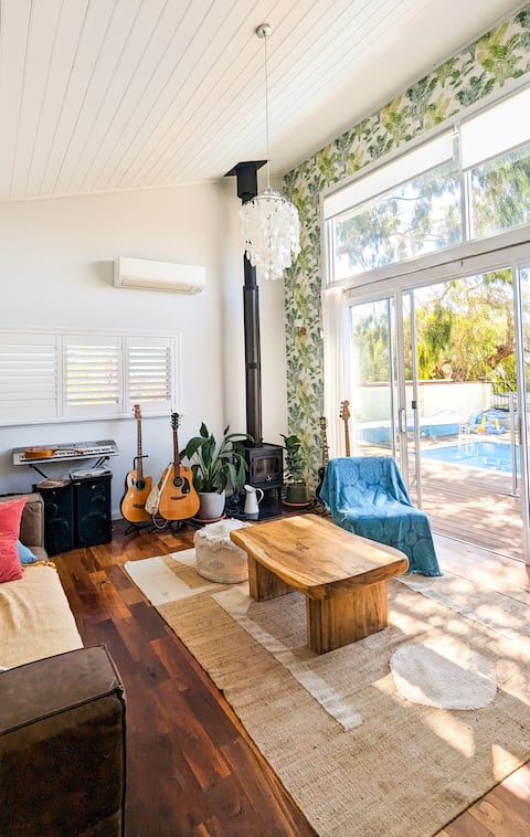 Freo home, big garden, fireplace & Seperate Studio