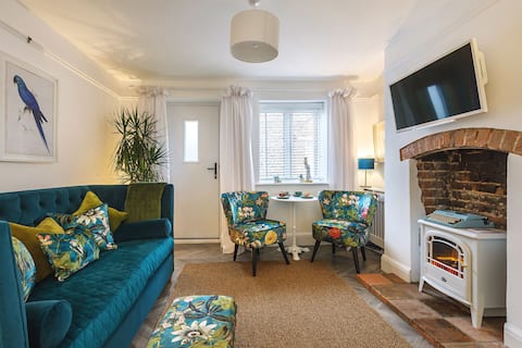 Successful Airbnb property: Bird Box Cottage-your nest in the heart of Holt. in Holt