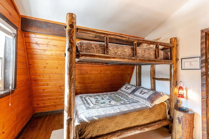 מיטת קומתיים מותאמת אישית.  תאומים מלאים.