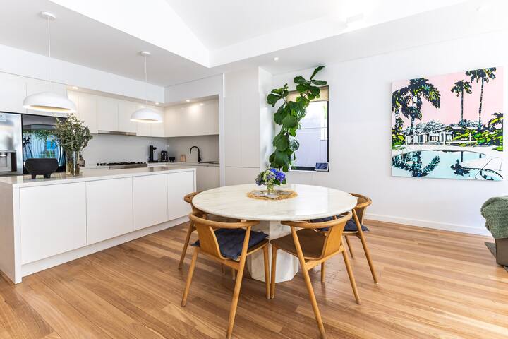 Bondi Beachside: renovated, 4bdrm, Pool, 2 Carpark gallery image 5