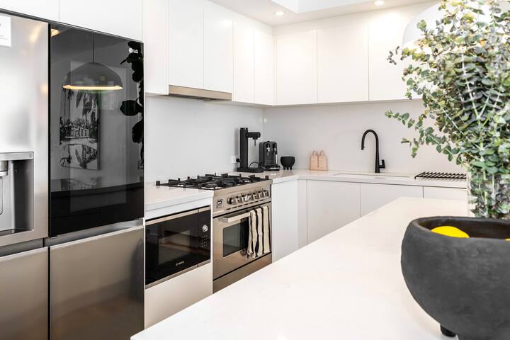 Bondi Beachside: renovated, 4bdrm, Pool, 2 Carpark gallery image 4