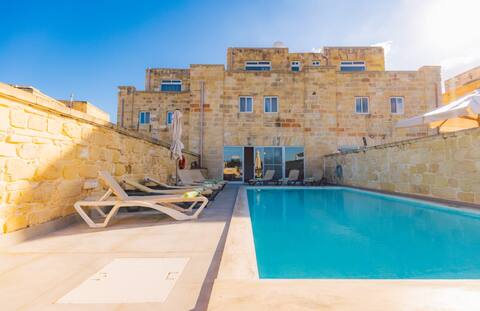 Villa Lyons · 5-Bed Private Pool · Sleeps 10