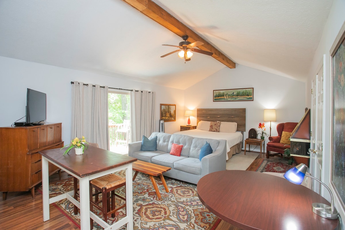 Светл, пространа гарсониера со големи прозорци кои нудат неверојатен поглед. Дневниот простор се одликува со минималистички декор со неутрални тонови, создавајќи мирна и пријатна атмосфера.