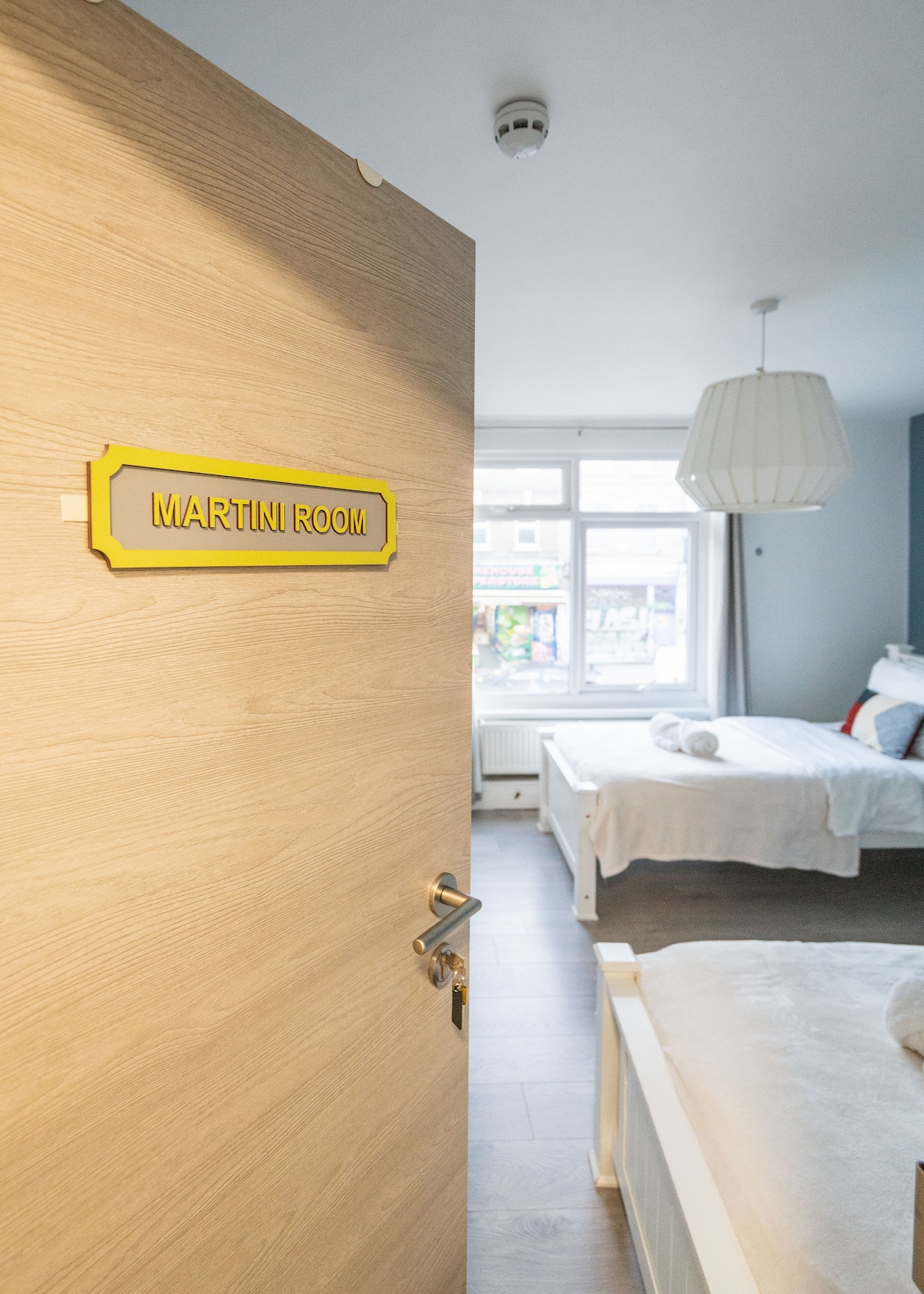 Vitajte v izbe Martini, kde na vás čaká pohodlie a štýl. Veselá žltá značka na dverách naznačuje živý zážitok vo vnútri. Vstúpte a preskúmajte najúžasnejšie útočisko Shoreditch.