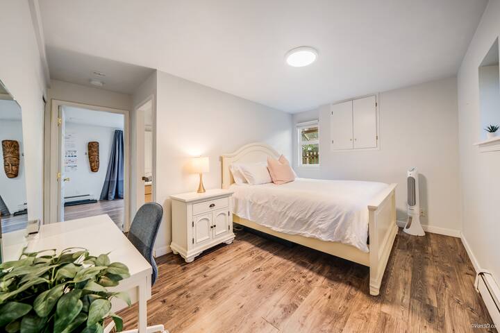 Artist’s Full House |4BRs | Pet Friendly gallery image 3